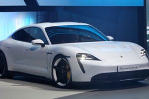 Milijardierius Billas Gatesas savo automobilių kolekciją papildė nauju pirkiniu