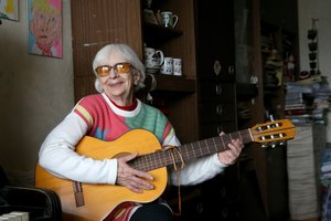 Roką grojanti 83 m. vilnietė padarė ypatingą paslaugą Vytautui Kernagiui