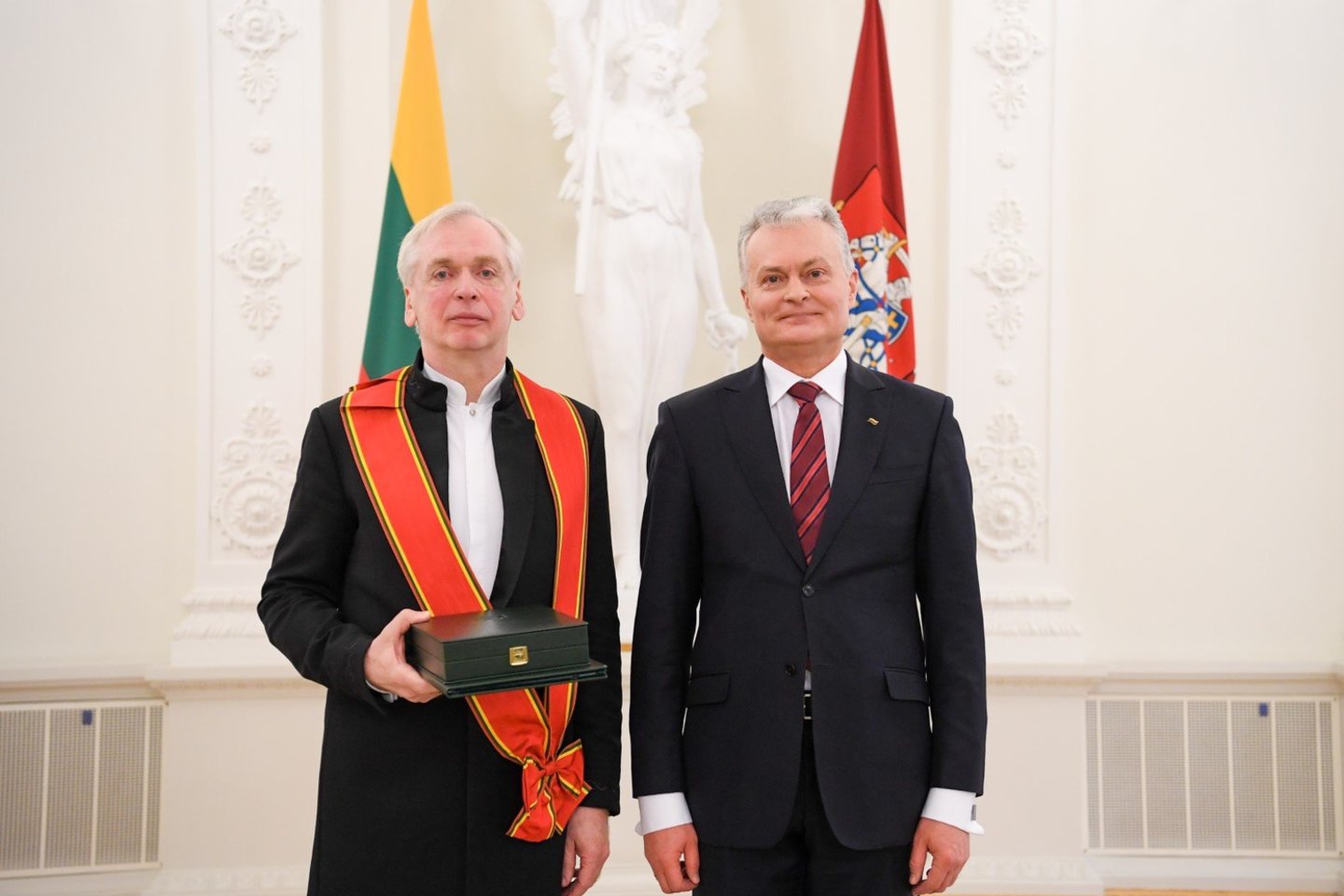  Prezidentas Gitanas Nausėda įteikė G. Rinkevičiui ordino „Už nuopelnus Lietuvai“ Didįjį kryžių.<br> Organizatorių nuotr.