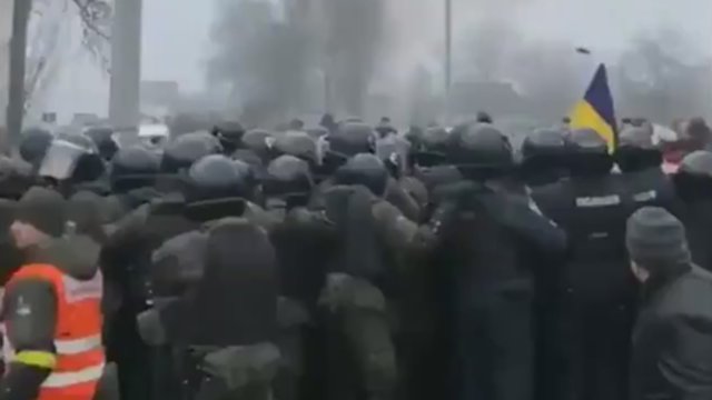 Koronaviruso įbauginti ukrainiečiai nenori įsileisti tautiečių: protestus malšino šimtai pareigūnų