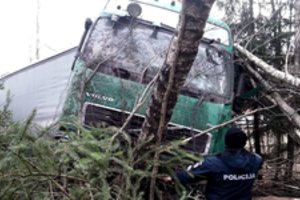 Į avariją patekęs vyras pagalbos laukė tris paras: nakvojo sudaužytame vilkike, maitino kelininkai