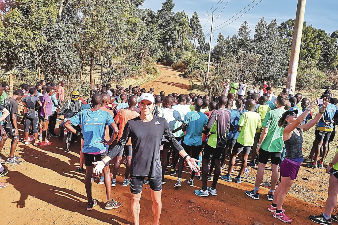 Kenijos aukštikalnėse kartu su šimtais afrikiečių pernai treniravosi ir vienas geriausių Lietuvos bėgikų S.Bertašius, kuris iš arti pamatė vietinių kasdienybę.<br>LLAF nuotr.