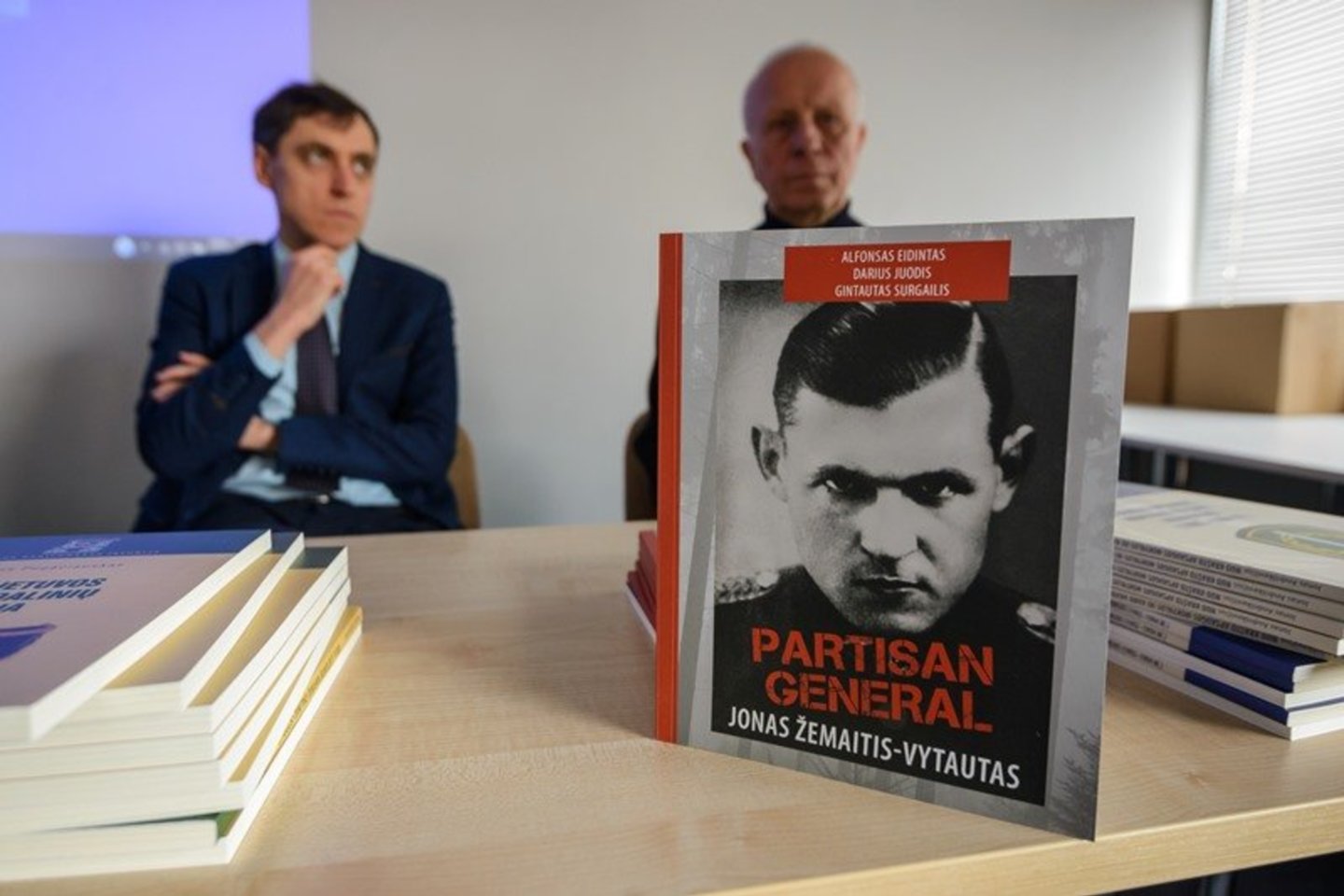 Knygų mugės lankytojams pristatyta pirmoji knyga apie partizanų vadą J. Žemaitį-Vytautą.<br>E.Genio nuotr.