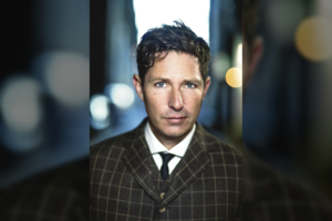 Vilniuje viešinčio kriminalinių romanų autoriaus herojus mina neįmenamas mįsles