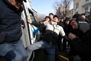 Kazachstane sulaikyta iki 100 opozicijos protestuotojų