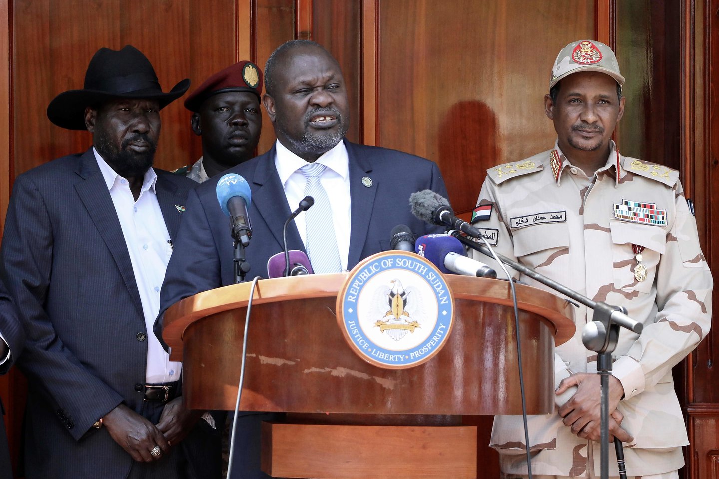  ​Pietų Sudano sukilėlių lyderis Riekas Macharas šeštadienį buvo prisaikdintas pirmuoju viceprezidentu ir oficialiai vėl prisijungė vyriausybės, kad pamėgintų pasiekti taiką jau šešerius metus karo niokojamoje valstybėje.<br>AFP/Scanpix nuotr.