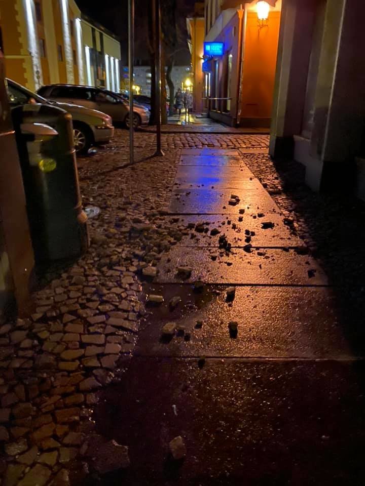 Įsisiautėjus vėjui gabalais byrėjo tinkas nuo Teatro gatvės septintuoju numeriu pažymėto pastato Klaipėdoje.<br>Klaipėdos senamiesčio gyventojų bendruomenės nuotr.