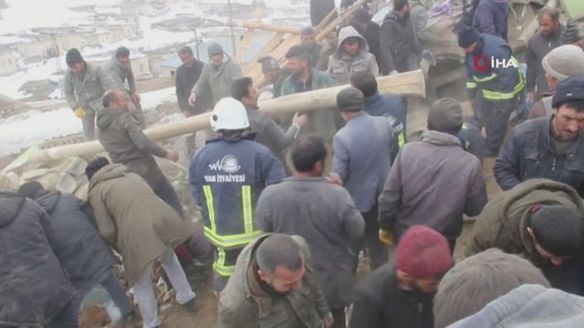 Žemės drebėjimas Turkijoje pastatus sulygino su žeme – tarp žuvusiųjų ir vaikai 