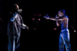 Mirę atlikėjai koncertuos dar ilgai – juos pakeis hologramos