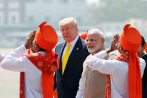 D. Trumpas per didžiulį mitingą Indijoje gyrė „nepaprastą lyderį“ N. Modi