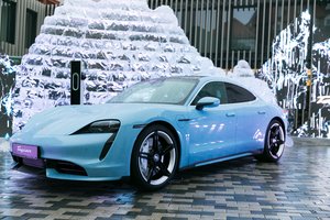 Su naujuoju elektriniu „Porsche Taycan“ Vilniuje gali susipažinti visi norintys