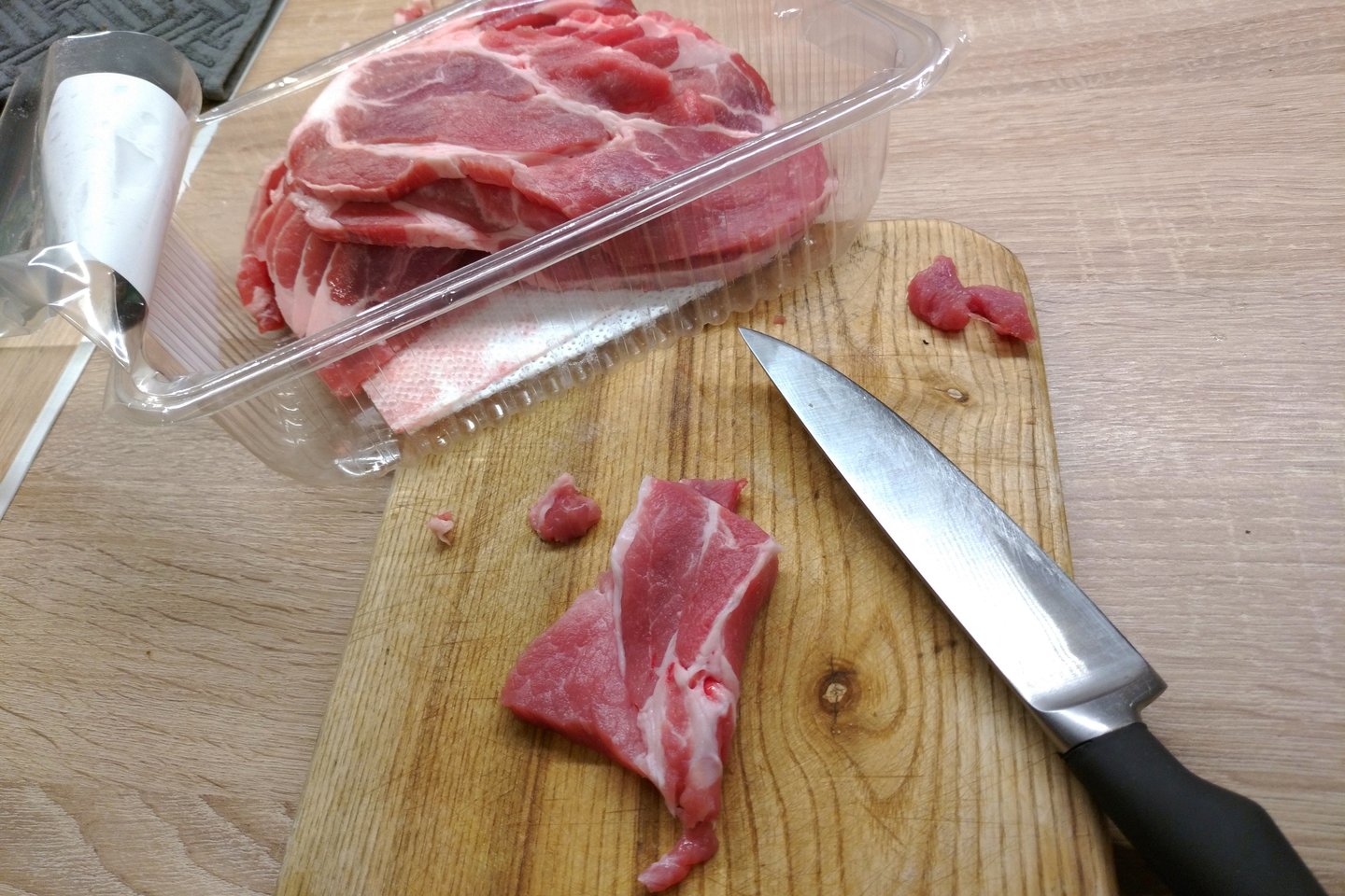  Į dujines mėsos pakuotes klojamos servetėlės skysčiams sugerti. <br> A.Srėbalienės nuotr.