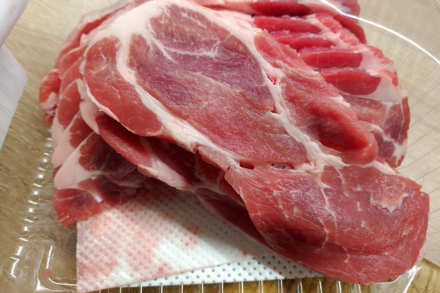  Į dujines mėsos pakuotes klojamos servetėlės skysčiams sugerti. <br> A.Srėbalienės nuotr.