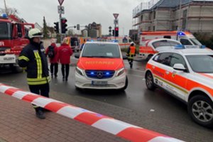 Vokietijos policija aiškinasi automobilį į karnavalo eiseną nukreipusio vyro motyvus 