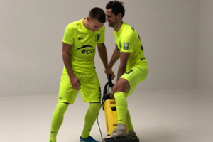 „Riterių“ klubo futbolininkai fotosesijoje linksminosi su dulkių siurbliu