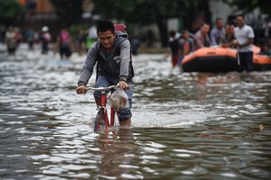 Indonezijos sostinėje dėl intensyvių potvynių įstrigo tūkstančiai žmonių