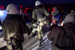 Graikijos policija ašarinėmis dujomis vaikė protesto prieš migrantų stovyklas dalyvius