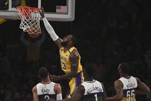 NBA naktis: L. Jamesas pelnė trečdalį komandos taškų, o „Bucks“ toliau skina pergales