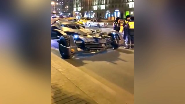 Vaizdelis ne iš filmo, o iš Rusijos: Maskvos gatvėse sustabdytas „betmobilis“