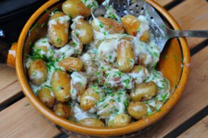 Keptos šviežios bulvytės su sūriu: bulvių mėgėjai neliks abejingi 