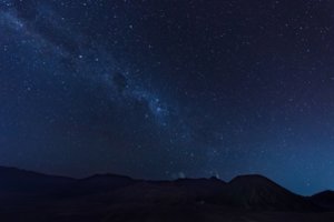 Kodėl naktį tamsu? Atsakymas sudėtingesnis, nei iškart pagalvojote