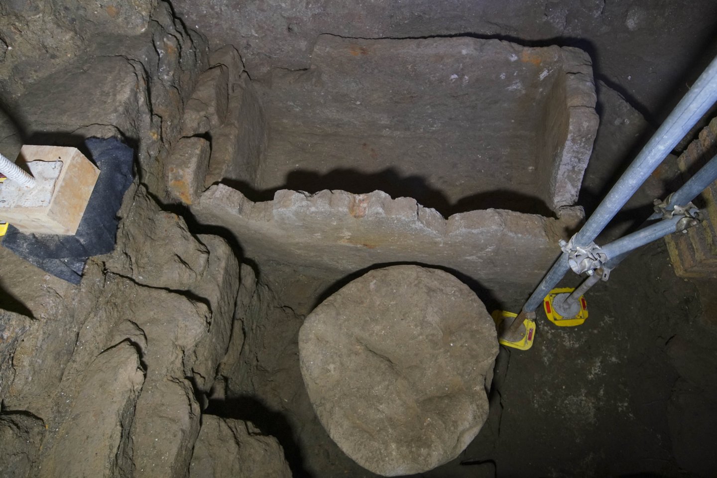  Požeminiame kambaryje, kuris datuojamas VI a. pr.m.e, yra 140 cm ilgio sarkofagas – bet jame nėra jokių kaulų.<br> AP / Scanpix nuotr.