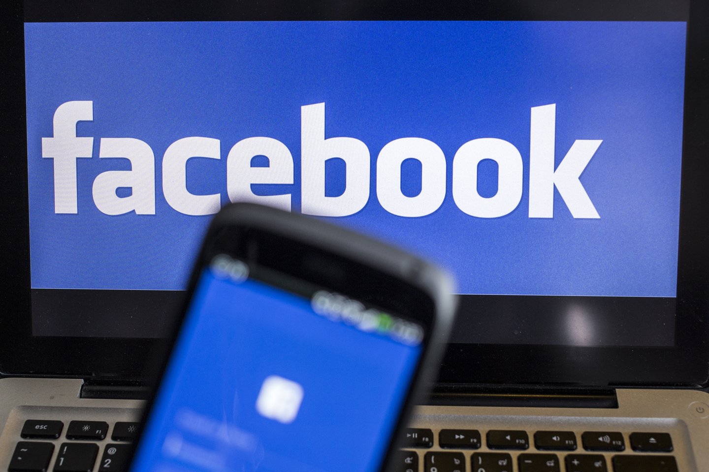  Socialinių tinklų bendrovė „Facebook“ uždraudė vartotojus klaidinančią reklamą, galimai besinaudojančią kritine koronaviruso situacija „finansinei naudai gauti“.<br>123rf nuotr.