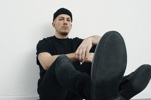 „Freaks On Floor“ būgnininkas Rokas Beliukevičius pristato debiutinį singlą „Be There“