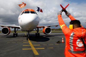 Britų „Easyjet“ dėl koronaviruso atšaukia skrydžius ir imasi mažinti išlaidas