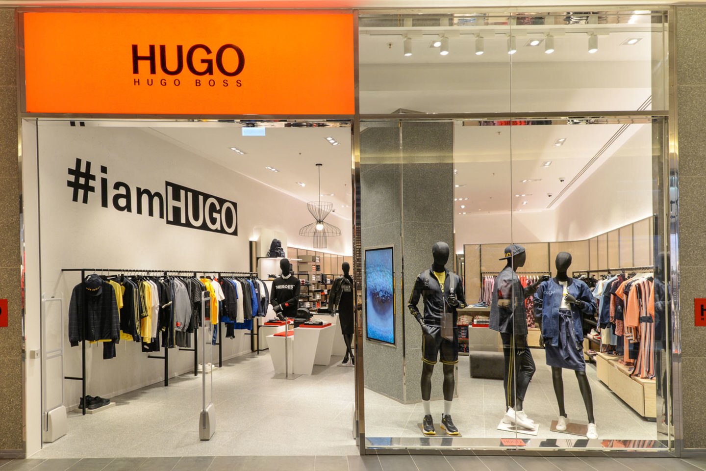 Rygoje atidaryta pirmoji jaunimui skirtų „Hugo“ ženklo drabužių parduotuvė.<br>Organizatorių nuotr.