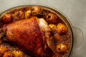 Kepta karka: traški odelė ir nuo kaulo byranti mėsa