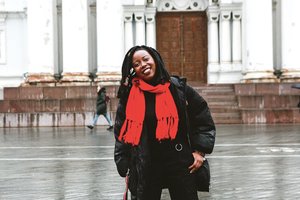 Mergina iš Afrikos savo jausmus Kaunui išreiškia dainomis