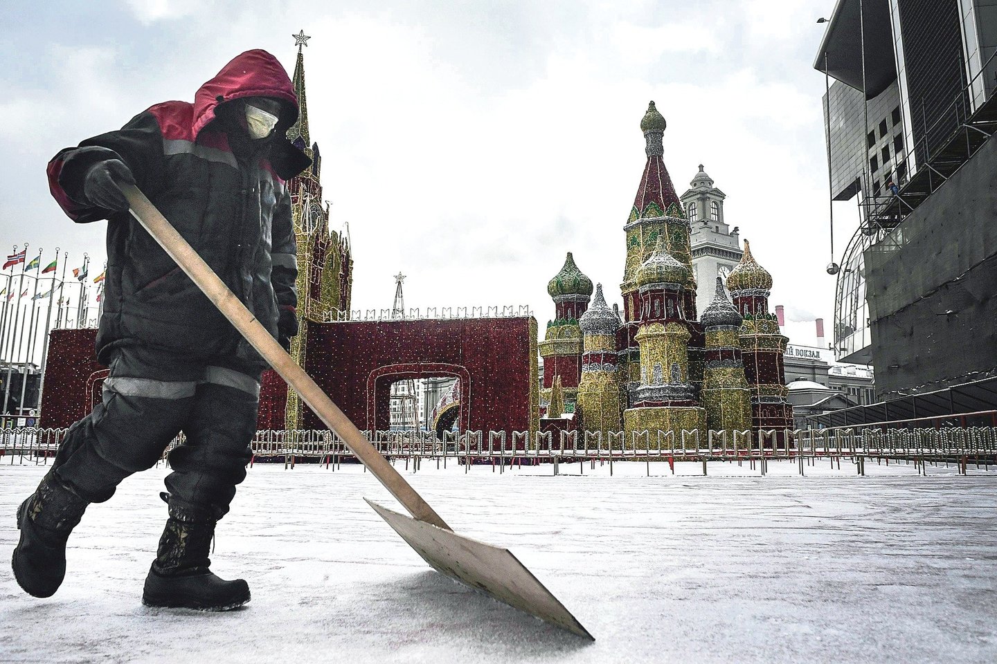 Rusijoje imtasi griežtų priemonių – vykdomi reidai, žmones gatvėse kontroliuoja kameros.<br>„Reuters“/„Scanpix“ nuotr.