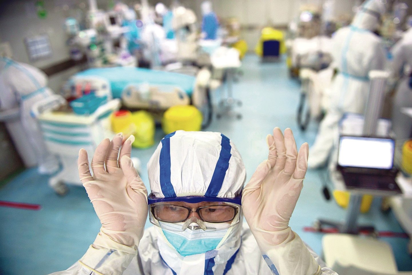 Kinijoje užsikrėtusiųjų skaičius nustojo augti tokiu sparčiu tempu.<br>„Reuters“/„Scanpix“ nuotr.