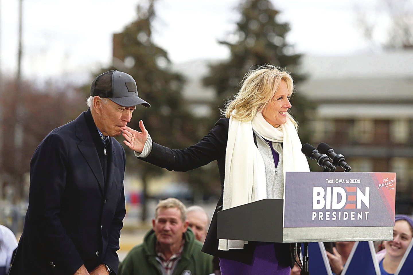 Per rinkimų kampaniją Ajovoje J.Bidenas netyčia įkando savo žmonai Jill į pirštą.<br>AFP/„Scanpix“ nuotr.