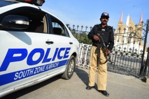 Pietų Pakistane traukiniui įsirėžus į keleivinį autobusą žuvo 14 žmonių