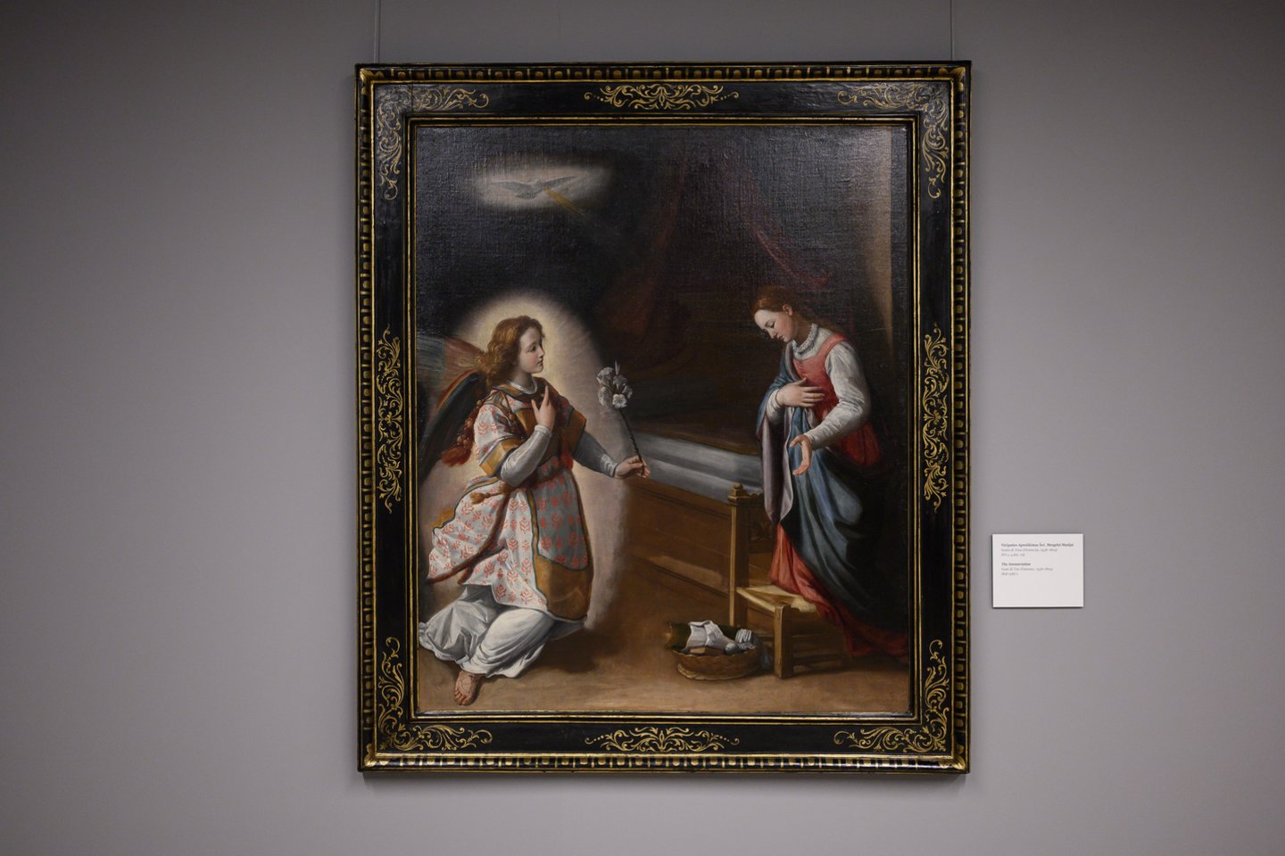 Garsaus XVI a. italų tapytojo Santi di Tito paveikslas „Apreiškimas Švč. Mergelei Marijai“. Jis ilgą laiką kabėjo prie kino režisieriaus Luchino Visconti lovos miegamajame, jo viloje Kastel Gandolfo miestelyje netoli Romos.<br>V.Skaraičio nuotr.
