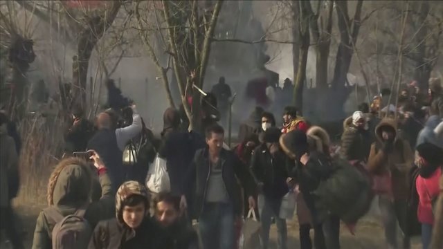 Tūkstančiai migrantų susirėmė su policija: bando pasiekti Europą