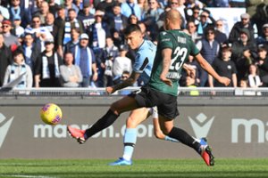 Koronaviruso sukeltu chaosu Italijos čempionate pasinaudojęs „Lazio“ klubas tapo lyderiu 