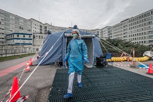 Prancūzijoje sparčiai plintant koronavirusui atšaukiami susibūrimai uždarose erdvėse