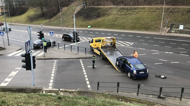 Vaizdai iš įvykio vietos: po susidūrimo išsigandusi vilnietė iššoko iš važiuojančio automobilio