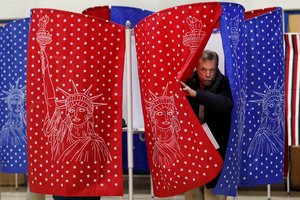 Susiskaldę demokratai ieško, kas mes iššūkį galingajam D. Trumpui