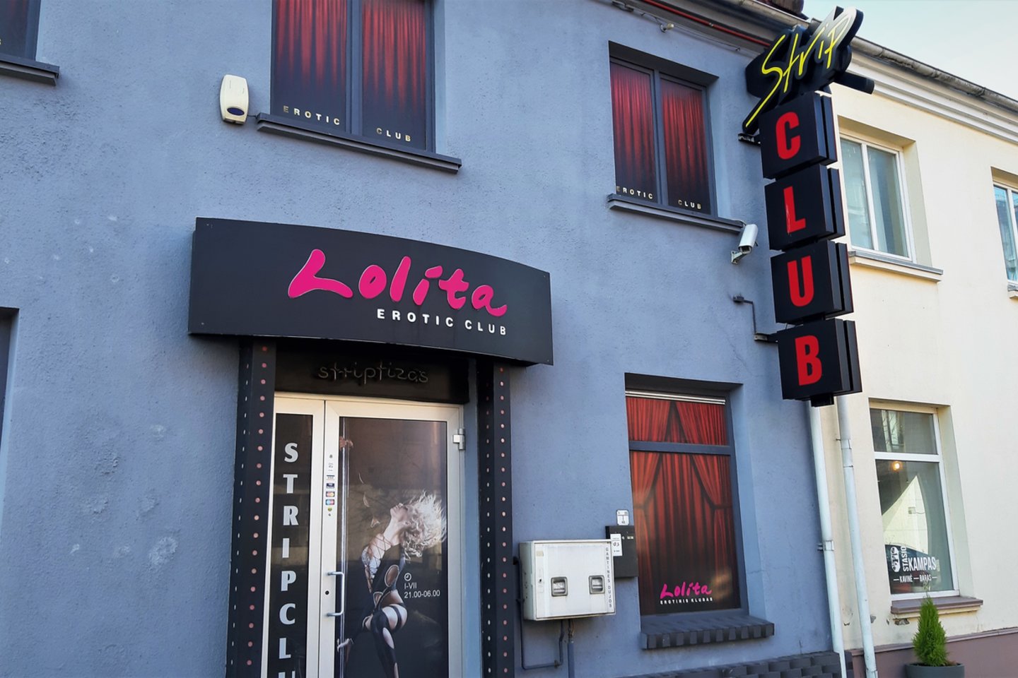Šalia buvusio viešnamio įsikūręs striptizo klubas "Lolita". <br> G.Pilaičio nuotr.