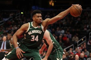 Rekordų dieną labiausiai žibėjo G. Antetokounmpo – „Bucks“ tokio krepšininko šou nematė nuo 1973 metų