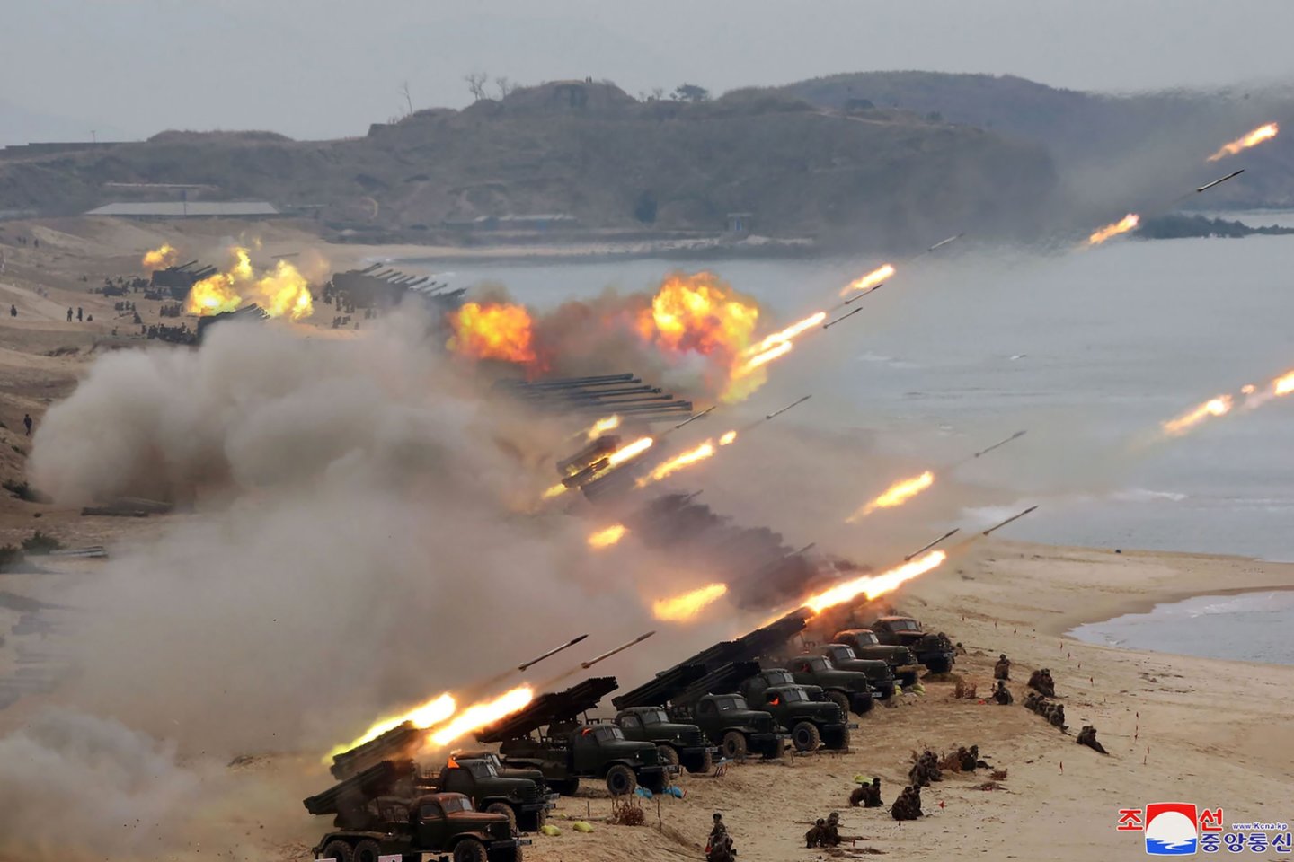 Įstrigus branduolinėms deryboms, Šiaurės Korėja paleido du neidentifikuotus sviedinius.<br> AFP/Scanpix nuotr.