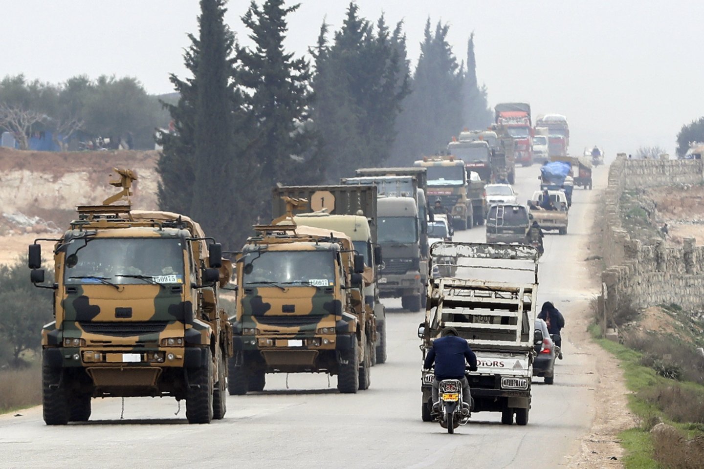 Turkija sekmadienį pranešė, kad pradės puolimą prieš Sirijos vyriausybės kontroliuojamas karines pajėgas ir pirmą kartą oficialiai paskelbė karą Basharo al-Assadui.<br>AP/Scanpix nuotr.