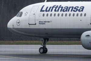 „Lufthansa“ dėl koronaviruso atšaukia dar daugiau skrydžių