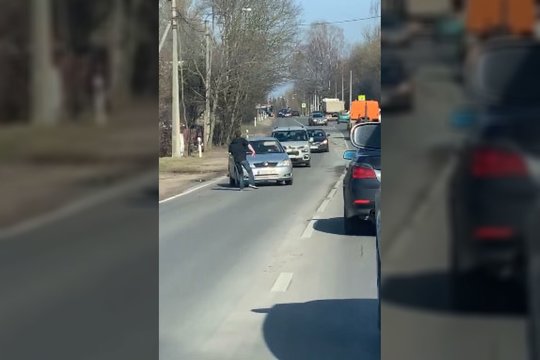 Apsvaigęs ir švirkštu apsiginklavęs vyras kėlė sumaištį judrioje gatvėje Vilniaus pakraštyje