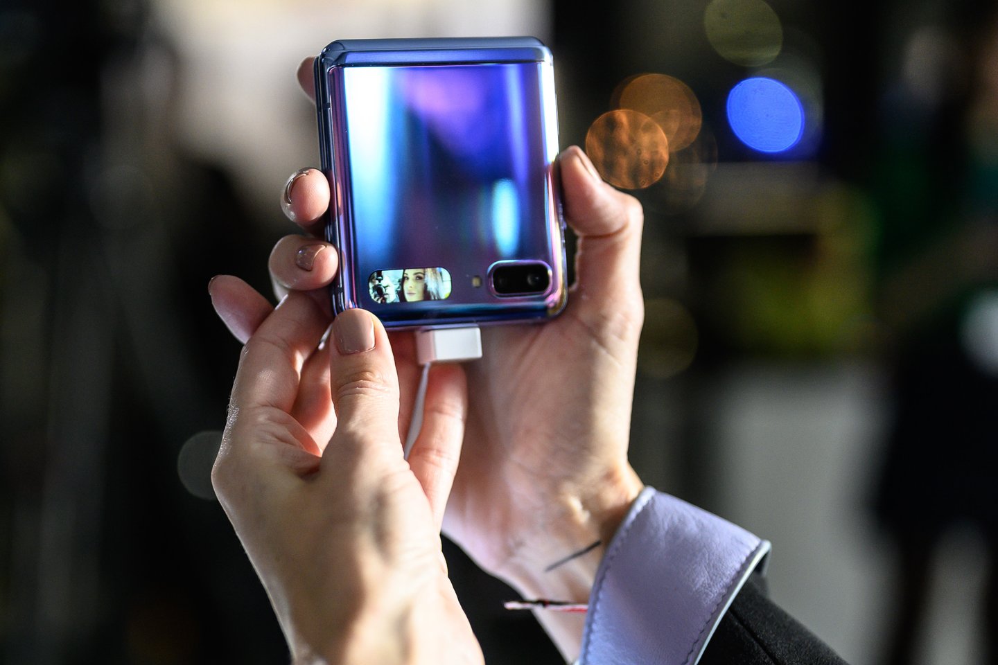  Penktadienio vakare į „Topo centrą“ užsukusieji galėjo pirmieji išvysti naujausią „Samsung Galaxy Z Flip“ telefoną ir iš pirmų lūpų išgirsti jį jau išbandžiusių žvaigždžių įspūdžius.