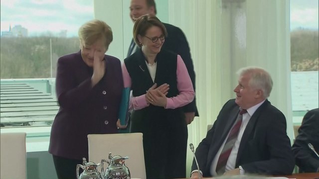 Atsargumas dėl viruso sukėlė kuriozinę situaciją: ministras išsisuko nuo A. Merkel rankos paspaudimo